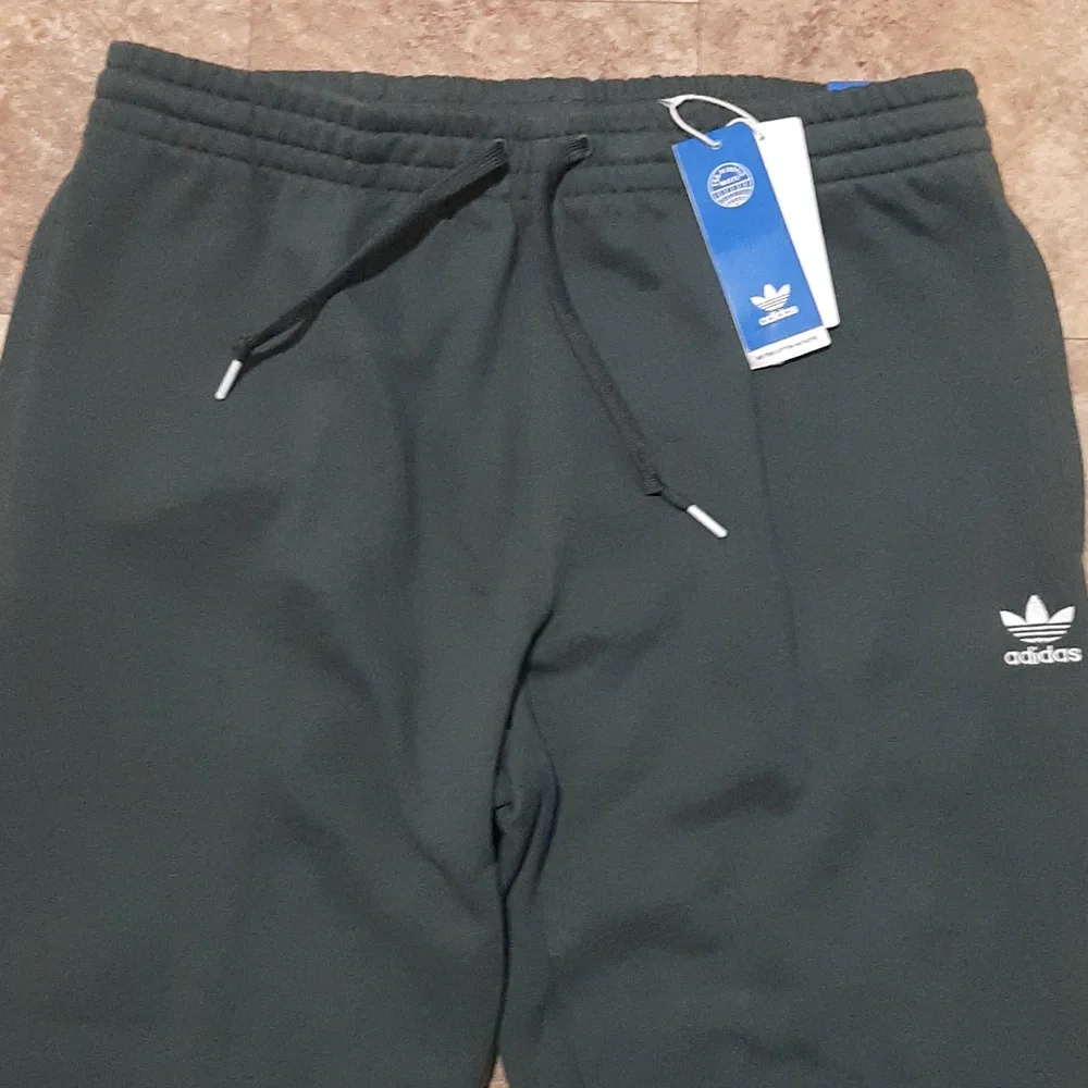 New. Men's Adidas Originals Rekive Graphic Joggers. Size Large. - Picture 4 of 9